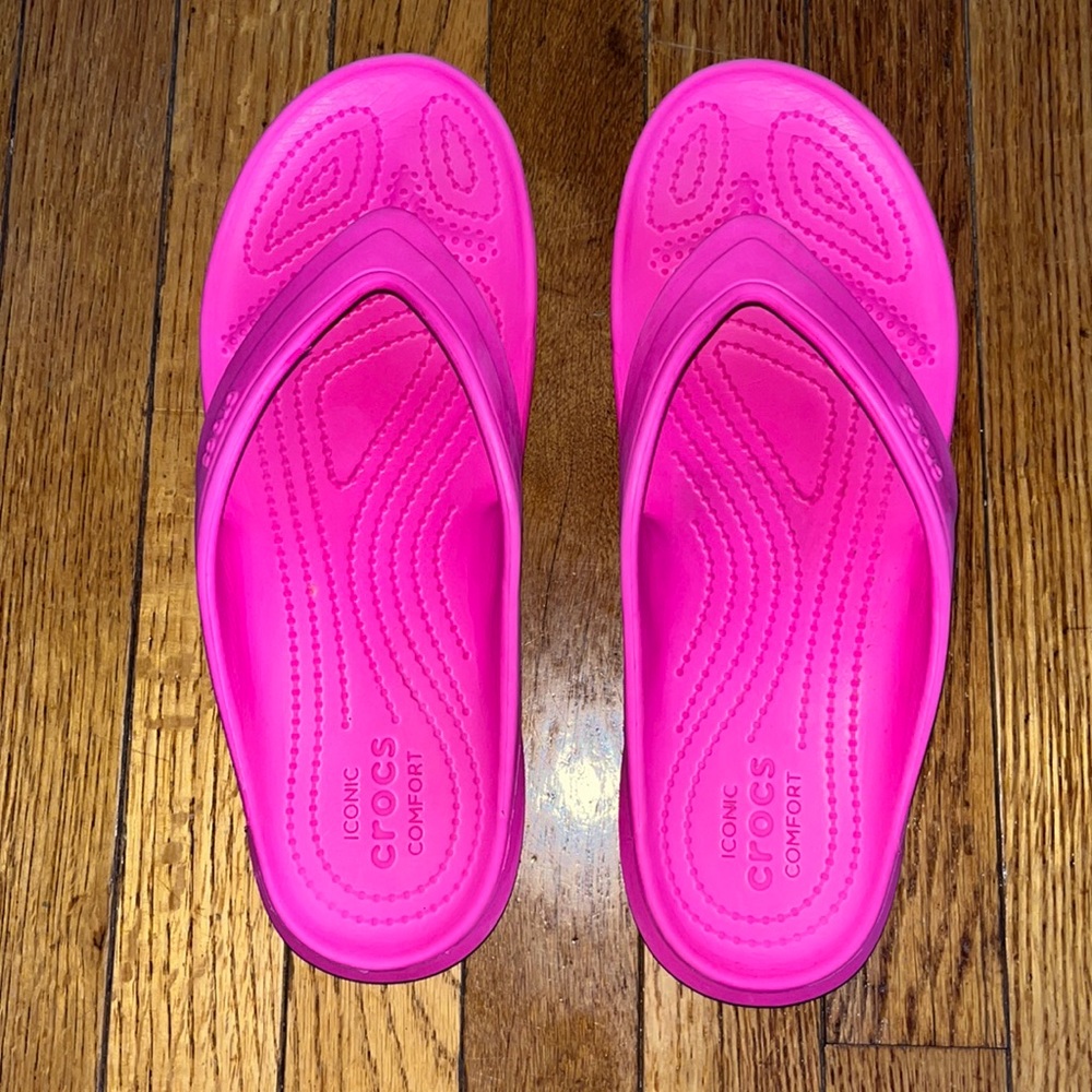 Croc like new hot pink sandals sz 8